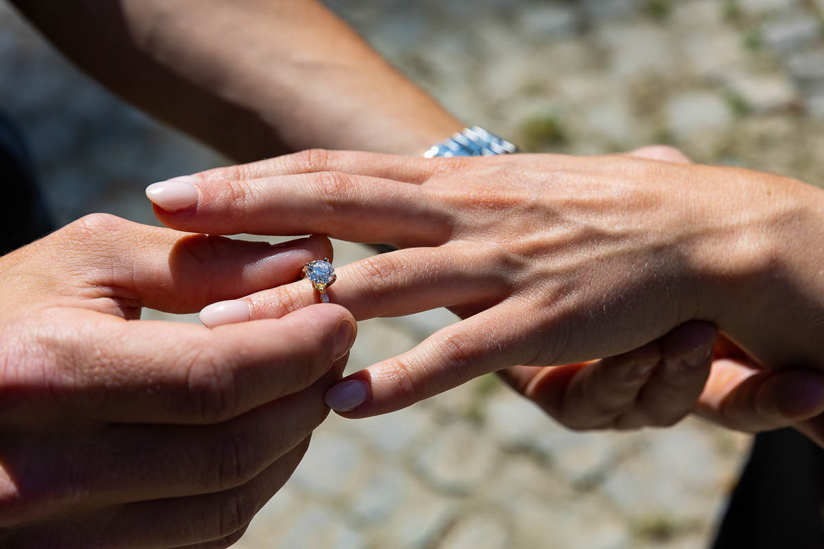 05-engagement-ring-closeup Putting on the engagement ring during a coupe photoshoot in Rome Italy