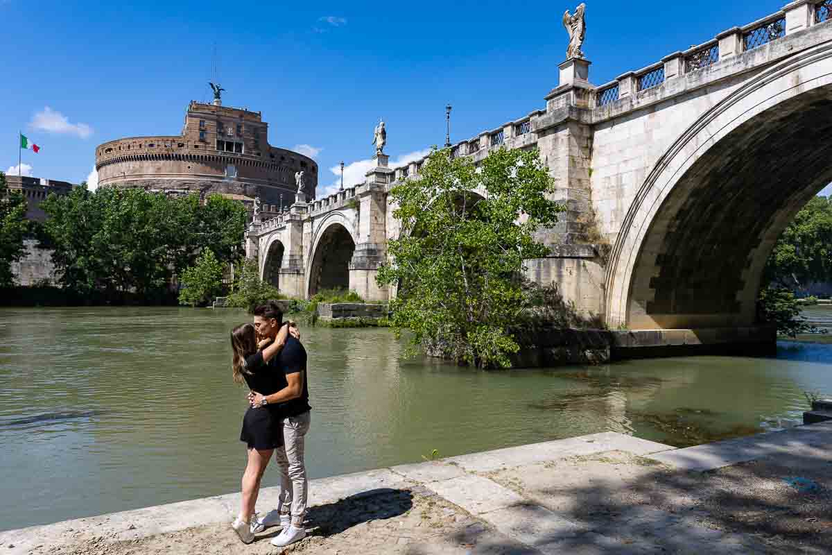 06-rome-couple-photoshoot Kissing under the Castel Sant Angelo bridge by the Tiber river bank