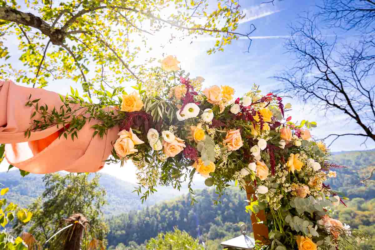 Arc of flowers for the bridal ceremony