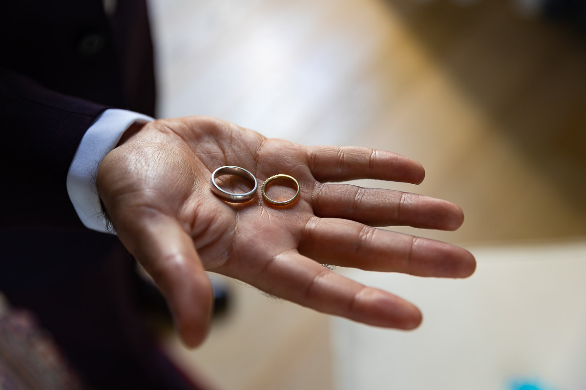 Best man holding the rings in his hand