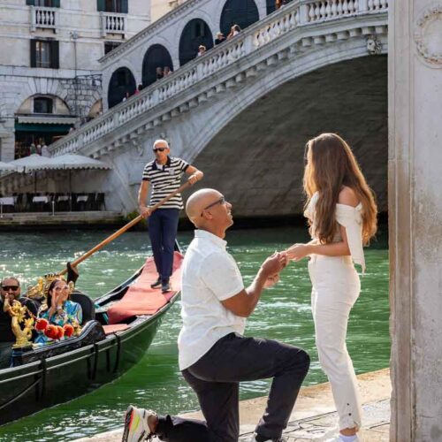 Rialto Proposal in Venice. Knee down wedding proposal in Italy by the Rialto bridge than on a photography session around the city