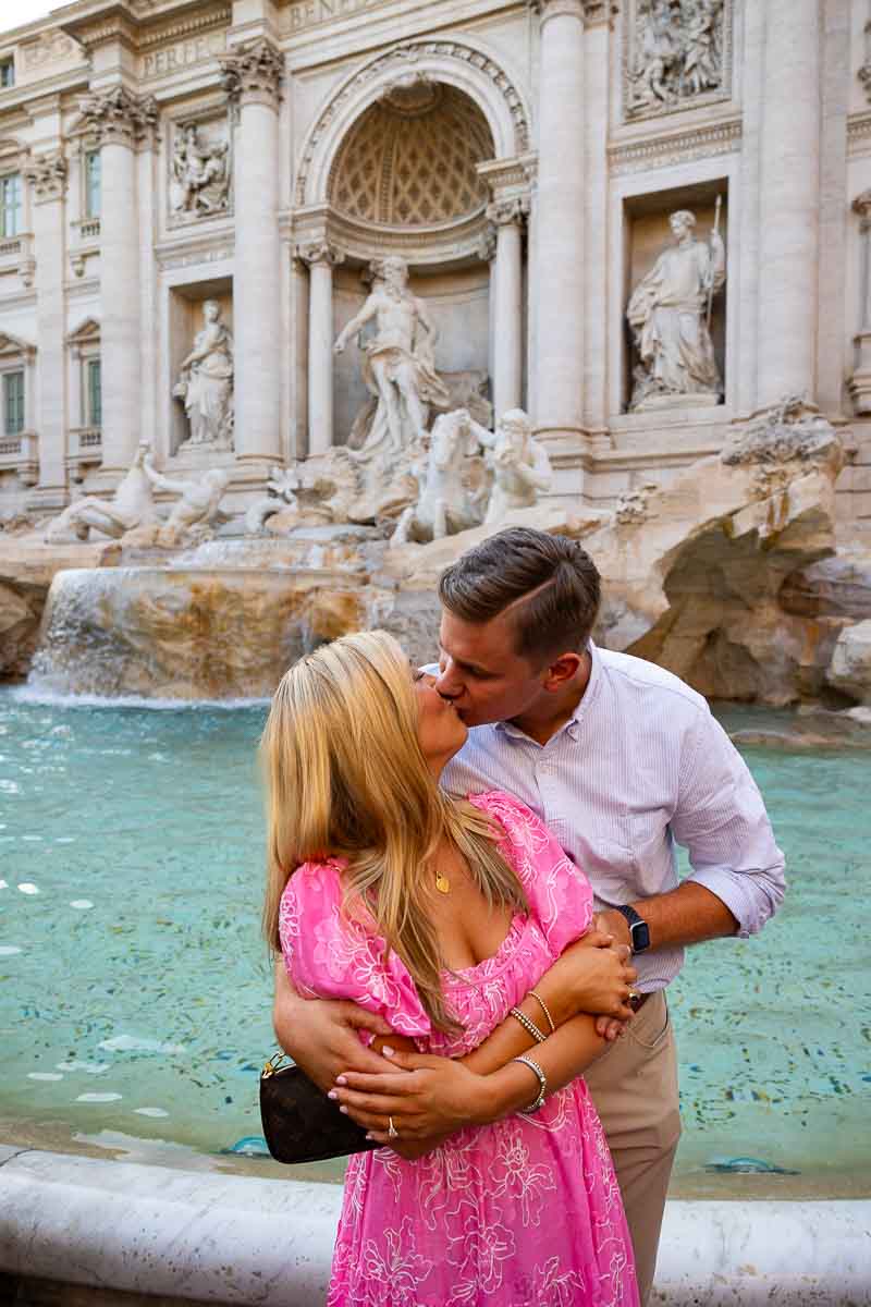 Couple kissing during an engagement photo shoot in the roman capital of Italy
