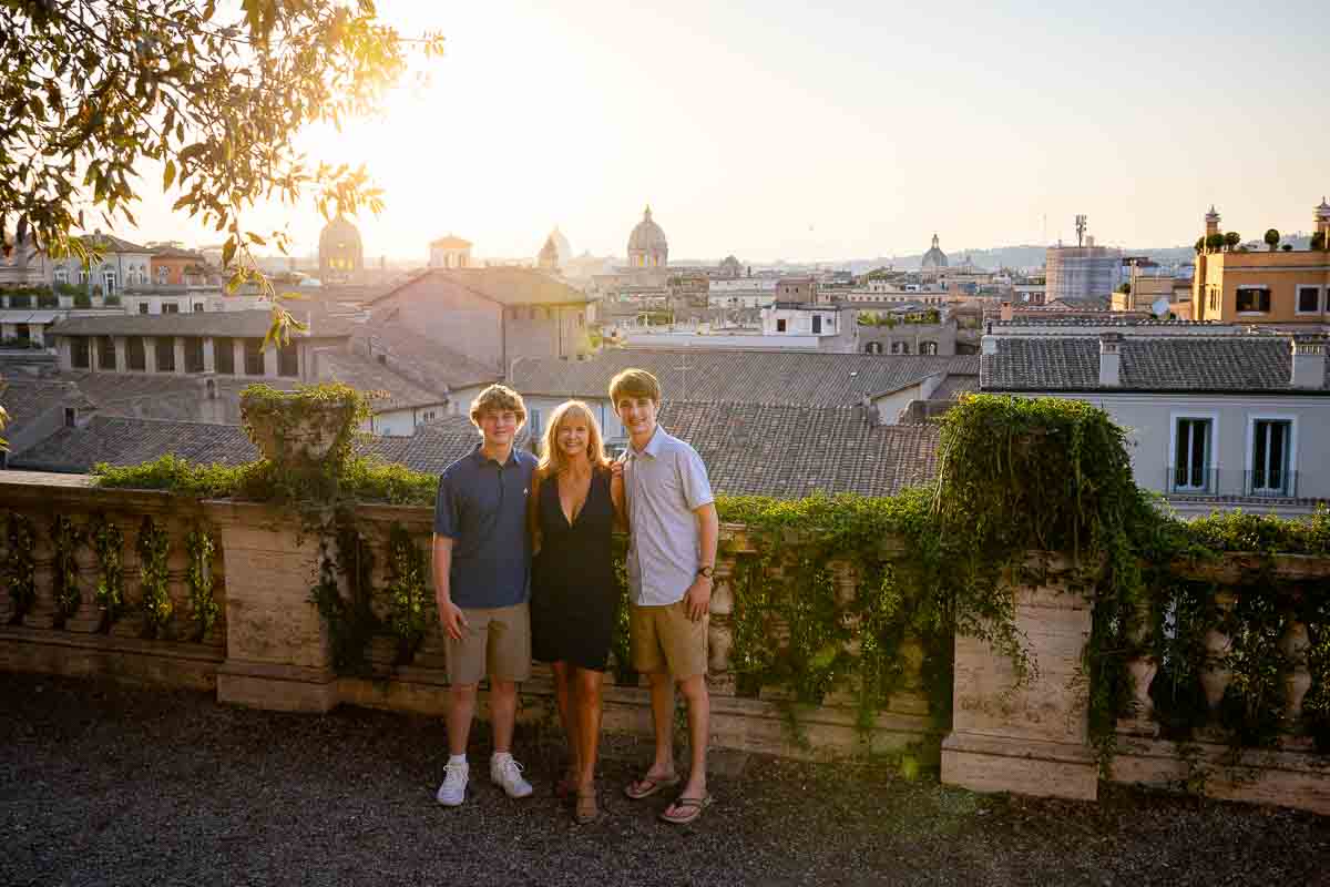 Group pictures at sunset in the roman skyline