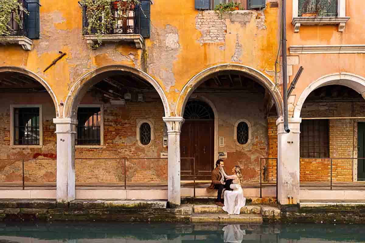 Couple photography photo shoot in the streets and canals porticos 