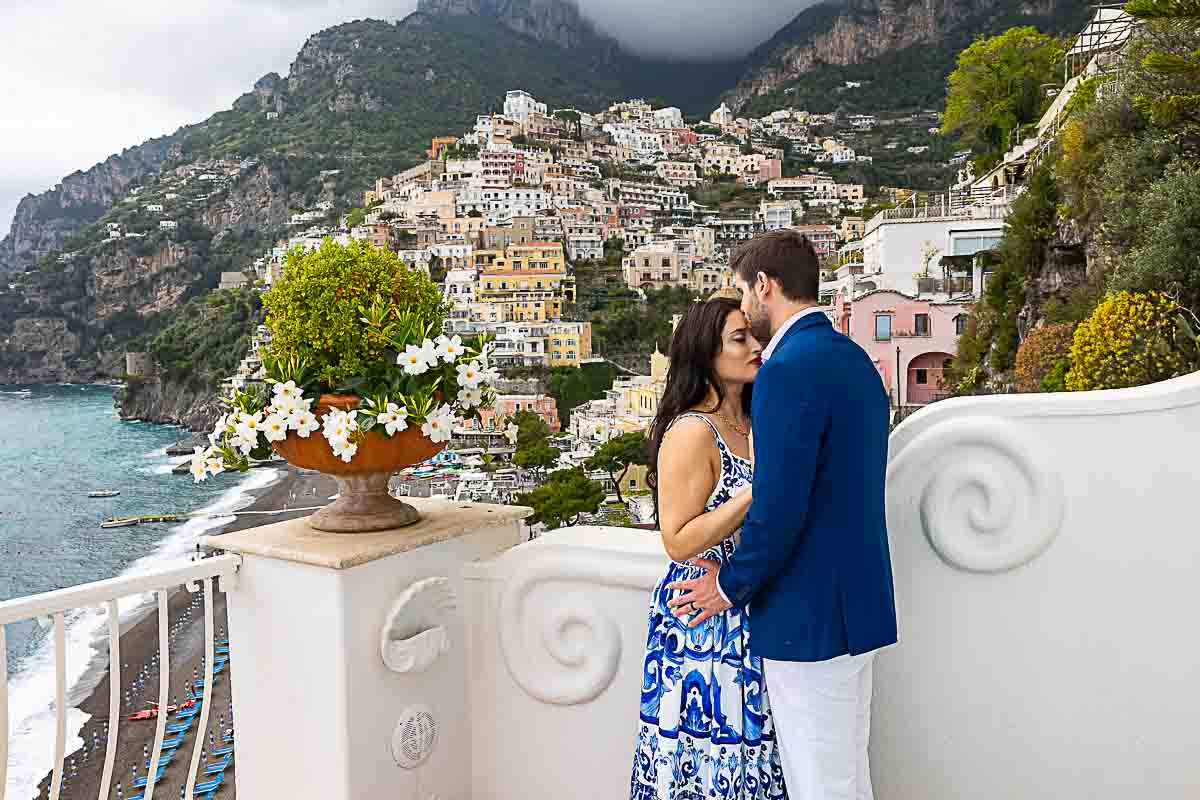 Coupe in love posing during an engagement photos on the Positano coast