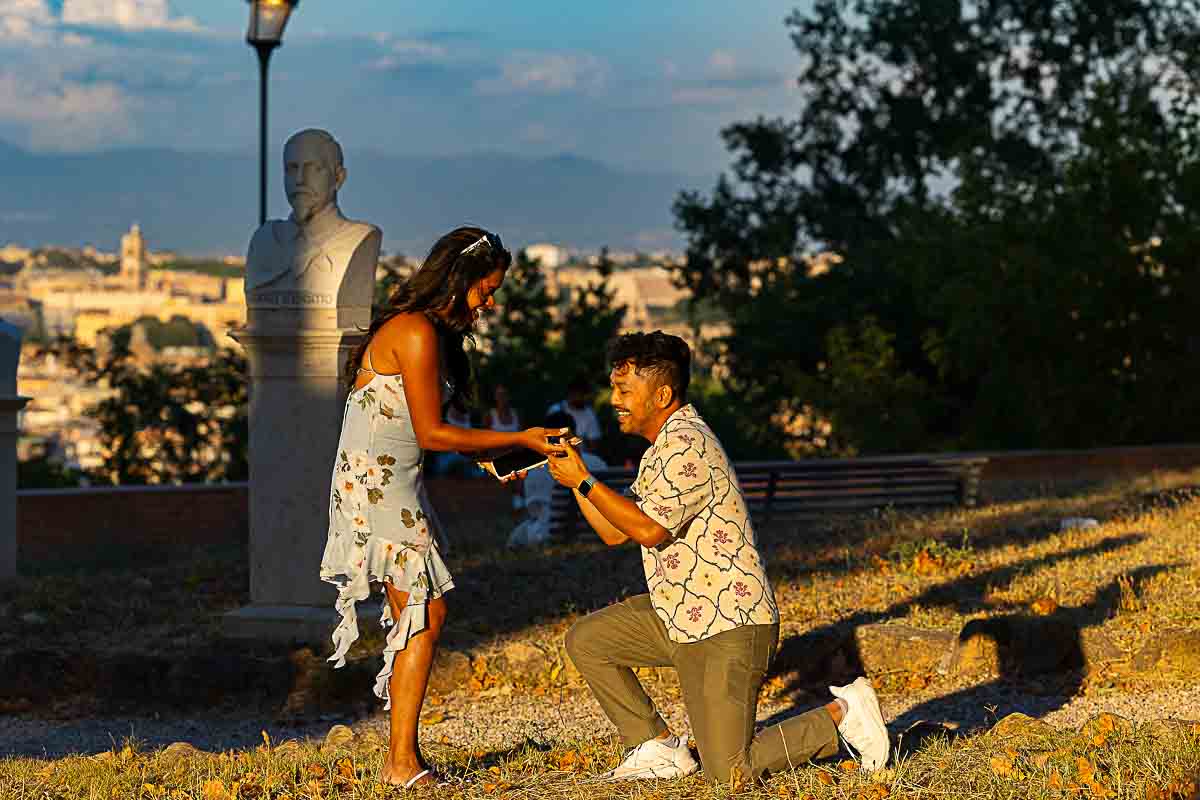 Kneeling down before for a proposed sunset photography session at the Gianicolo in Roma