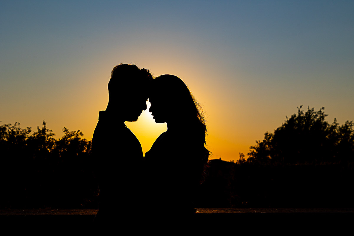 Silhouette photography of a couple during their engagement photographer session. Roem, Italy