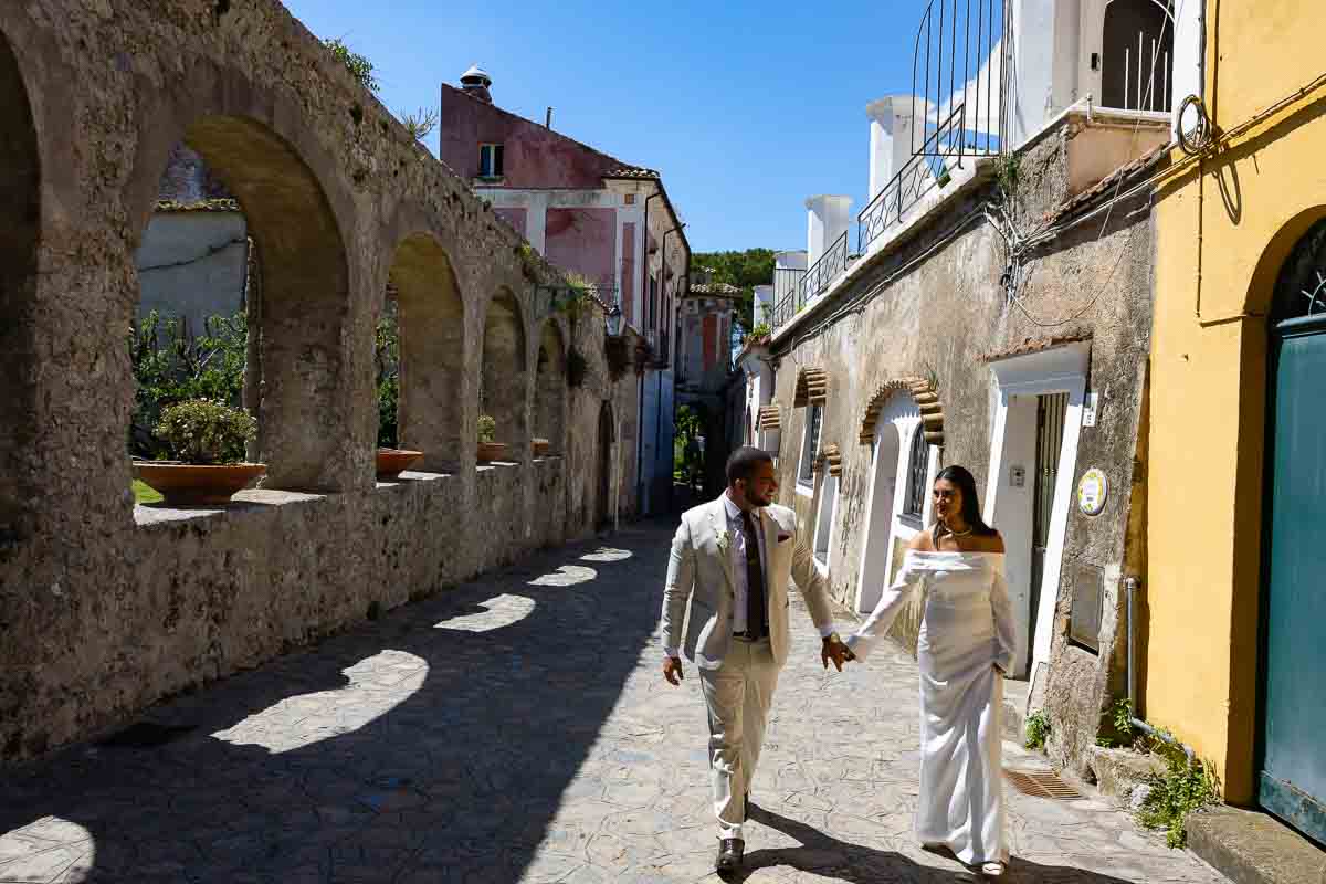 Photo session while walking around among the town alleyways and ancient buildings