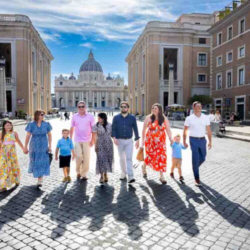 Family photography session walking in Rome. Candid photos and spontaneous moments photographed by a professional roman photographer