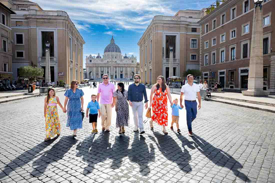Family photography session walking in Rome. Candid photos and spontaneous moments photographed by a professional roman photographer