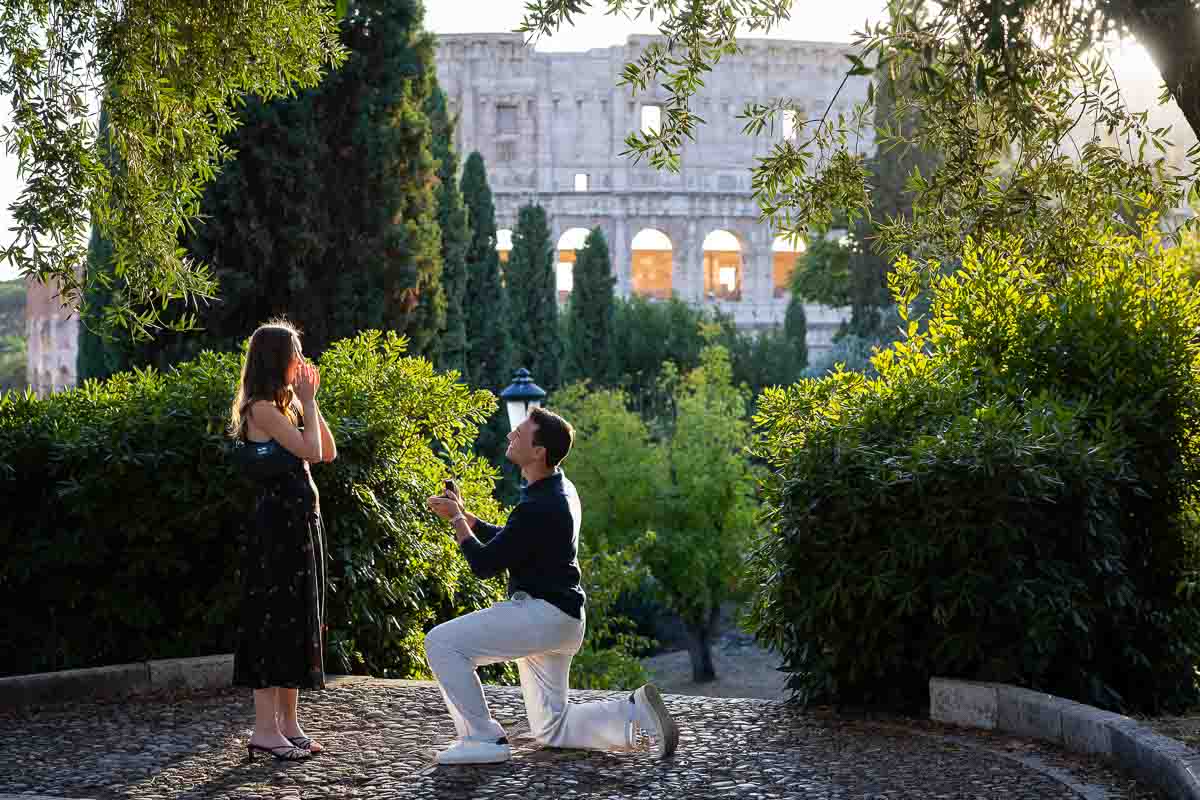 The knee down moment in which he decided to propose to her at the foot of the Roman Coliseum